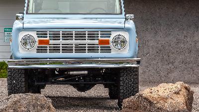 Shauna's classic Ford Bronco with TOMS OFFROAD H4 Headlights installed.