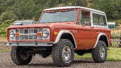 Factory chrome front bumper with bumper guards on 1977 Ford Bronco.