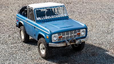 Early Bronco with TOMS OFFROAD white bimini top